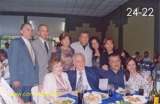 Foto 24-22 - Acompañado de algunos de sus familiares, Don Jaime Novoa Aranda celebrando sus 65 años en las Artes Gráficas dentro del festejo del día del impresor 2003 de Canagraf Guanajuato realizado el 27 Septiembre 2003 en el Salón La Quinta Maravilla de la ciudad de León, Gto. México.