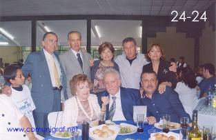 Foto 24-24 - Posando para la foto, Don Jaime Novoa Aranda y algunos de sus familiares celebrando sus 65 años en las Artes Gráficas dentro del festejo del día del impresor 2003 de Canagraf Guanajuato realizado el 27 Septiembre 2003 en el Salón La Quinta Maravilla de la ciudad de León, Gto. México.