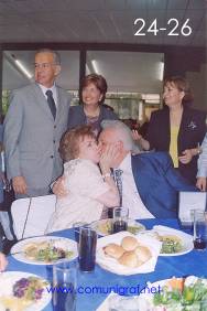 Foto 24-26 - Don Jaime Novoa Aranda recibiendo un beso de su esposa en el festejo del día del impresor 2003 de Canagraf Guanajuato realizado el 27 Septiembre 2003 en el Salón La Quinta Maravilla de la ciudad de León, Gto. México.