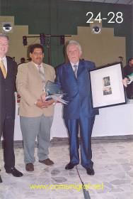 Foto 24-28 - Olé Emmert Andersen de Heidelberg, Arturo Adona Castro y Don Jaime Novoa Aranda de Coloristas y Asociados en sus 65 años en las Artes Gráficas en el festejo del día del impresor 2003 de Canagraf Guanajuato realizado el 27 Septiembre 2003 en el Salón La Quinta Maravilla de la ciudad de León, Gto. México.