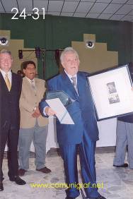 Foto 24-31 - Olé Emmert Andersen de Heidelberg, Arturo Adona Castro y Don Jaime Novoa Aranda de Coloristas y Asociados en sus 65 años en las Artes Gráficas en el festejo del día del impresor 2003 de Canagraf Guanajuato realizado el 27 Septiembre 2003 en el Salón La Quinta Maravilla de la ciudad de León, Gto. México.