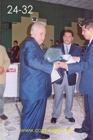 Foto 24-32 - Don Jaime Novoa Aranda de Coloristas y Asociados en sus 65 años en las Artes Gráficas y representantes de Prodaplag en el festejo del día del impresor 2003 de Canagraf Guanajuato realizado el 27 Septiembre 2003 en el Salón La Quinta Maravilla de la ciudad de León, Gto. México.