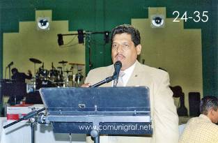 Foto 24-35 - Arturo Adona Castro en el festejo del día del impresor 2003 de Canagraf Guanajuato realizado el 27 de Septiembre 2003 en el Salón La Quinta Maravilla de la ciudad de León, Gto. México.