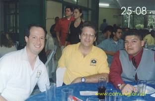 Foto 25-08 - Representantes de Envases Micro-Ondas - Ing. Alejandro Glyka (centro) - en el festejo del día del impresor 2003 de Canagraf Guanajuato realizado el 27 Septiembre 2003 en el Salón La Quinta Maravilla de la ciudad de León, Gto. México.