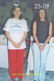 Foto 25-09 - Persona no identificada y Cecilia Regalado Reyes en el festejo del día del impresor 2003 de Canagraf Guanajuato realizado el 27 Septiembre 2003 en el Salón La Quinta Maravilla de la ciudad de León, Gto. México.