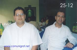Foto 25-12 - Persona no identificada y Jesús Humberto Ramírez Romero (der) en el festejo del día del impresor 2003 de Canagraf Guanajuato realizado el 27 Septiembre 2003 en el Salón La Quinta Maravilla de la ciudad de León, Gto. México.