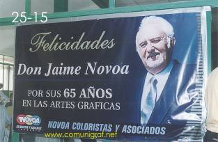 Foto 25-15 - Manta impresa alusiva a los 65 años en las Artes Gráficas de Don Jaime Novoa Aranda de Coloristas y Asociados en el festejo del día del impresor 2003 de Canagraf Guanajuato realizado el 27 Septiembre 2003 en el Salón La Quinta Maravilla de la ciudad de León, Gto. México.