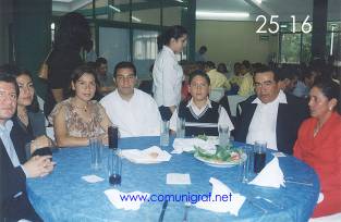 Foto 25-16 - Fátima Álvarado Gómez (tercera de izq a der) junto con sus familiares en el festejo del día del impresor 2003 de Canagraf Guanajuato realizado el 27 Septiembre 2003 en el Salón La Quinta Maravilla de la ciudad de León, Gto. México.