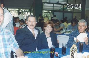 Foto 25-24 - Dr. José Carlos Dávalos Hernández con su distinguida esposa Sra. Rosa Elena Montes de Oca y persona no identificada en el festejo del día del impresor 2003 de Canagraf Guanajuato realizado el 27 Septiembre 2003 en el Salón La Quinta Maravilla de la ciudad de León, Gto. México.