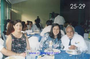 Foto 25-29 - De la empresa Argrafic: Señora Patricia López Portillo de Navarro, Mirna Patricia Navarro López Portillo y Teodoro (Lolo) en el festejo del día del impresor 2003 de Canagraf Guanajuato realizado el 27 de Septiembre 2003 en el Salón La Quinta Maravilla de la ciudad de León, Gto. México.