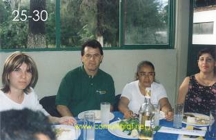 Foto 25-30 - Chayo, Ing. Francisco Javier Navarro, Persona no identificada y Patricia López Portillo de Navarro, todos ellos de Argrafic en el festejo del día del impresor 2003 de Canagraf Guanajuato realizado el 27 de Septiembre 2003 en el Salón La Quinta Maravilla de la ciudad de León, Gto. México.