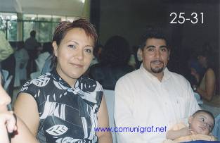 Foto 25-31 - Señora de Juárez y José Luis Juárez de Impresos Dávalos Hermanos en el festejo del día del impresor 2003 de Canagraf Guanajuato realizado el 27 Septiembre 2003 en el Salón La Quinta Maravilla de la ciudad de León, Gto. México.