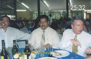 Foto 25-32 - Manuel Garay Padilla de Heidelberg, Arturo Adona Castro y Olé Emmert Andersen de Heidelberg en el festejo del día del impresor 2003 de Canagraf Guanajuato realizado el 27 Septiembre 2003 en el Salón La Quinta Maravilla de la ciudad de León, Gto. México.