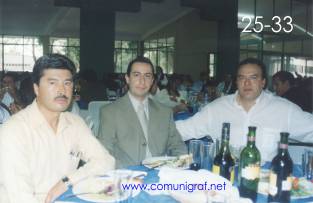 Foto 25-33 - Juan Manuel Ornelas Becerra, Alejandro Aguilera Muñoz y Manuel Garay Padilla de Heidelberg en el festejo del día del impresor 2003 de Canagraf Guanajuato realizado el 27 Septiembre 2003 en el Salón La Quinta Maravilla de la ciudad de León, Gto. México.