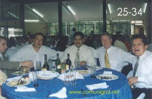 Foto 25-34 - Alejandro Aguilera Muñoz, Manuel Garay Padilla de Heidelberg, Arturo Adona Castro, Olé Emmert Andersen y Daniel Pereda de Heidelberg en el festejo del día del impresor 2003 de Canagraf Guanajuato realizado el 27 Septiembre 2003 en el Salón La Quinta Maravilla de la ciudad de León, Gto. México.