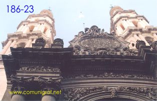Foto 186-23 - Las torres del templo de la Catedral ubicado sobre la calle Pedro Moreno, en el centro de la ciudad de León, Guanajuato, en México.