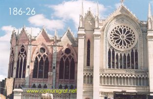 Foto 186-26 - Vista lateral del Templo Expiatorio del Sagrado Corazón de Jesús, majestuoso templo ubicado sobre la calle Madero de la ciudad de León, Guanajuato, en México.