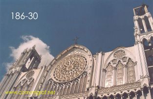 Foto 186-30 - El Templo Expiatorio, su arquitectura es majestuosa y su estilo es neogótico, está ubicado sobre la calle Madero de la ciudad de León, Guanajuato, en México.