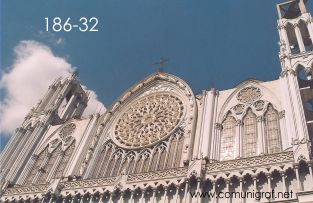 Foto 186-32 - Uno de los templos más hermosos de la ciudad de León, el Templo Expiatorio del Sagrado Corazón de Jesús también conocido simplemente como El Expiatorio, está ubicado en la calle Madero de la ciudad de León, Guanajuato, en México.