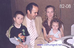 Foto 82-08 - Luis Jesús Ramírez Jiménez de Allegro con su esposa y su niña y niño en la Comida Baile del día del Impresor de Canagraf Guanajuato, realizada el 24 de Septiembre 2005 en el Hotel La Nueva Estancia de la Ciudad de León, Guanajuato México