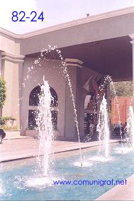 Foto 82-24 - Fuente de agua en el exterior del Hotel La Nueva Estancia de la ciudad de León, Guanajuato México, sede de la tradicional Comida Baile del día del Impresor de Canagraf Guanajuato, realizada el 24 de Septiembre 2005.