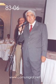 Foto 83-06 - Platicando sobre su carrera laboral como impresor, el Lic. Gerardo de Jesús Hinojosa en la tradicional Comida Baile del día del Impresor de Canagraf Guanajuato, realizada el 24 de Septiembre 2005 en el Hotel La Nueva Estancia de la Ciudad de León, Guanajuato México.