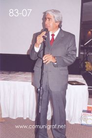 Foto 83-07 - Emotivas palabras del Lic. Gerardo de Jesús Hinojosa agradeciendo por el reconocimiento recibido de la Canagraf Guanajuato en la tradicional Comida Baile del día del Impresor de Canagraf Guanajuato, realizada el 24 de Septiembre 2005 en el Hotel La Nueva Estancia de la Ciudad de León, Guanajuato México.