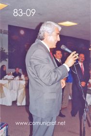 Foto 83-09 - El Lic. Gerardo de Jesús Hinojosa agradeciendo por el reconocimiento recibido de la Canagraf Guanajuato en la tradicional Comida Baile del día del Impresor de Canagraf Guanajuato, realizada el 24 de Septiembre 2005 en el Hotel La Nueva Estancia de la Ciudad de León, Guanajuato México.