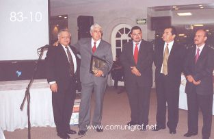 Foto 83-10 - (de izq a der) Don Francisco J. López Espinoza, Lic. Gerardo de Jesús Hinojosa de León, Juan Elías Cordero, Jorge del Muro Hernández y el Ing. Alfredo Virgen Vallado en la tradicional Comida Baile del día del Impresor de Canagraf Guanajuato, realizada el 24 de Septiembre 2005 en el Hotel La Nueva Estancia de la Ciudad de León, Guanajuato México.