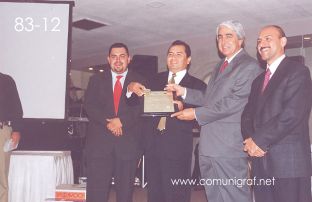 Foto 83-12 - (de izq a der) Juan Elías Cordero, Jorge del Muro Hernández, Lic. Gerardo de Jesús Hinojosa de León y el Ing. Alfredo Virgen Vallado mostrando el Premio Gutenberg en el tradicional festejo del día del Impresor de Canagraf Guanajuato, realizada el 24 de Septiembre 2005 en el Hotel La Nueva Estancia de la Ciudad de León, Guanajuato México.