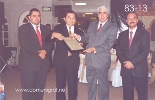 Foto 83-13 - (de izq a der) Juan Elías Cordero, Jorge del Muro Hernández, Lic. Gerardo de Jesús Hinojosa de León y el Ing. Alfredo Virgen Vallado mostrando el reconocimiento del Premio Gutenberg en el tradicional festejo del día del Impresor de Canagraf Guanajuato, realizada el 24 de Septiembre 2005 en el Hotel La Nueva Estancia de la Ciudad de León, Guanajuato México.