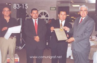 Foto 83-15 - (de izq a der) Enrique Ibarra, Juan Elías Cordero, Jorge del Muro Hernández y el Lic. Gerardo de Jesús Hinojosa mostrando el reconocimiento del Premio Gutenberg en el tradicional festejo del día del Impresor de Canagraf Guanajuato, realizada el 24 de Septiembre 2005 en el Hotel La Nueva Estancia de la Ciudad de León, Guanajuato México.