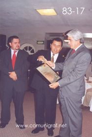 Foto 83-17 - Juan Elías Cordero Durán, Jorge del Muro Hernández y el  Lic. Gerardo de Jesús Hinojosa en la tradicional Comida Baile del día del Impresor de Canagraf Guanajuato, realizada el 24 de Septiembre 2005 en el Hotel La Nueva Estancia de la Ciudad de León, Guanajuato México.