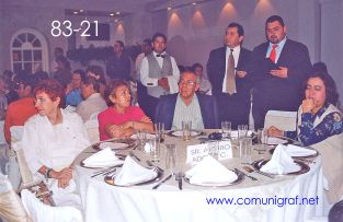 Foto 83-21 - Invitados en la mesa de Cajas Micro y de pie, Jorge del Muro Hernández y Juan Elías Cordero en el festejo del día del Impresor de Canagraf Guanajuato, realizada el 24 de Septiembre 2005 en el Hotel La Nueva Estancia de la Ciudad de León, Guanajuato México.