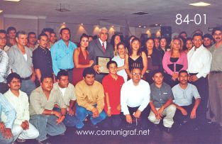 Foto 84-01 - Otra toma del recuerdo de los empleados de la empresa Grupo Industrial Artes Gráficas con el Lic. Gerardo de Jesús Hinojosa (centro) en la tradicional Comida Baile del día del Impresor de Canagraf Guanajuato, realizada el 24 de Septiembre 2005 en el Hotel La Nueva Estancia de la Ciudad de León, Guanajuato México.