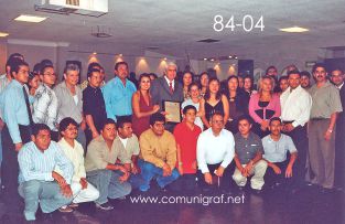 Foto 84-04 - Otra foto del recuerdo de los empleados de la empresa Grupo Industrial Artes Gráficas con el Lic. Gerardo de Jesús Hinojosa (centro) en la tradicional Comida Baile del día del Impresor de Canagraf Guanajuato, realizada el 24 de Septiembre 2005 en el Hotel La Nueva Estancia de la Ciudad de León, Guanajuato México.