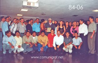 Foto 84-06 - Grupo de empleados de la empresa Grupo Industrial Artes Gráficas con el Lic. Gerardo de Jesús Hinojosa (centro) en la tradicional Comida Baile del día del Impresor de Canagraf Guanajuato, realizada el 24 de Septiembre 2005 en el Hotel La Nueva Estancia de la Ciudad de León, Guanajuato México.