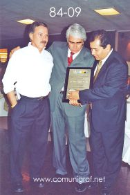 Foto 84-09 - Observando el reconocimiento, Dr. José Carlos Dávalos Hernández, Lic. Gerardo de Jesús Hinojosa y Jorge del Muro Hernández en la tradicional Comida Baile del día del Impresor de Canagraf Guanajuato, realizada el 24 de Septiembre 2005 en el Hotel La Nueva Estancia de la Ciudad de León, Guanajuato México.