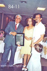 Foto 84-11 - Otra toma del Lic. Gerardo de Jesús Hinojosa con el Prof. Carlos Alvarado Aceves junto con su esposa y su niña en la tradicional Comida Baile del día del Impresor de Canagraf Guanajuato, realizada el 24 de Septiembre 2005 en el Hotel La Nueva Estancia de la Ciudad de León, Guanajuato México.