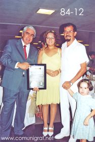 Foto 84-12 - El Lic. Gerardo de Jesús Hinojosa con el Prof. Carlos Alvarado Aceves junto con su esposa y su niña en la tradicional Comida Baile del día del Impresor de Canagraf Guanajuato, realizada el 24 de Septiembre 2005 en el Hotel La Nueva Estancia de la Ciudad de León, Guanajuato México.