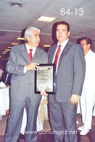 Foto 84-13 - El Lic. Gerardo de Jesús Hinojosa con Héctor Peña de Heidelberg en la tradicional Comida Baile del día del Impresor de Canagraf Guanajuato, realizada el 24 de Septiembre 2005 en el Hotel La Nueva Estancia de la Ciudad de León, Guanajuato México.