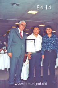 Foto 84-14 - El Lic. Gerardo de Jesús Hinojosa con otros dos de sus colaboradores en la tradicional Comida Baile del día del Impresor de Canagraf Guanajuato, realizada el 24 de Septiembre 2005 en el Hotel La Nueva Estancia de la Ciudad de León, Guanajuato México.