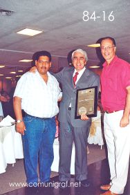 Foto 84-16 - Otra toma de Arturo Adona Castro, Lic. Gerardo de Jesús Hinojosa y persona no identificada en la tradicional Comida Baile del día del Impresor de Canagraf Guanajuato, realizada el 24 de Septiembre 2005 en el Hotel La Nueva Estancia de la Ciudad de León, Guanajuato México.