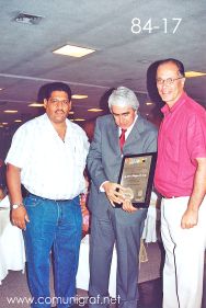 Foto 84-17 - Arturo Adona Castro, Lic. Gerardo de Jesús Hinojosa y persona no identificada en la tradicional Comida Baile del día del Impresor de Canagraf Guanajuato, realizada el 24 de Septiembre 2005 en el Hotel La Nueva Estancia de la Ciudad de León, Guanajuato México.