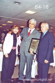 Foto 84-18 - Otra toma del Lic. Gerardo de Jesús Hinojosa con dos de sus colaboradores en la tradicional Comida Baile del día del Impresor de Canagraf Guanajuato, realizada el 24 de Septiembre 2005 en el Hotel La Nueva Estancia de la Ciudad de León, Guanajuato México.