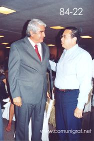 Foto 84-22 - El Lic. Gerardo de Jesús Hinojosa dialogando con Maximiliano García Hopkins en la tradicional Comida Baile del día del Impresor de Canagraf Guanajuato, realizada el 24 de Septiembre 2005 en el Hotel La Nueva Estancia de la Ciudad de León, Guanajuato México.