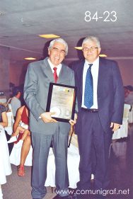 Foto 84-23 - El Lic. Gerardo de Jesús Hinojosa mostrando su reconocimiento con uno de sus colaboradores en la tradicional Comida Baile del día del Impresor de Canagraf Guanajuato, realizada el 24 de Septiembre 2005 en el Hotel La Nueva Estancia de la Ciudad de León, Guanajuato México.