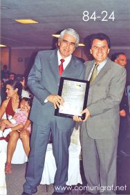 Foto 84-24 - El Lic. Gerardo de Jesús Hinojosa mostrando orgulloso su reconocimiento y el Ing. Francisco Javier Navarro en la tradicional Comida Baile del día del Impresor de Canagraf Guanajuato, realizada el 24 de Septiembre 2005 en el Hotel La Nueva Estancia de la Ciudad de León, Guanajuato México.