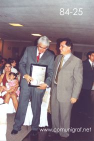 Foto 84-25 - El Lic. Gerardo de Jesús Hinojosa mostrando su reconocimiento al Ing. Francisco Javier Navarro en la tradicional Comida Baile del día del Impresor de Canagraf Guanajuato, realizada el 24 de Septiembre 2005 en el Hotel La Nueva Estancia de la Ciudad de León, Guanajuato México.