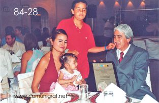 Foto 84-28 - Otra toma más del Lic. Gerardo de Jesús Hinojosa de León con parte de su familia en la tradicional Comida Baile del día del Impresor de Canagraf Guanajuato, realizada el 24 de Septiembre 2005 en el Hotel La Nueva Estancia de la Ciudad de León, Guanajuato México.